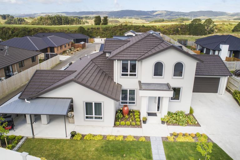 Photo of property in 124 Johnstone Drive, Fitzherbert, Palmerston North, 4410