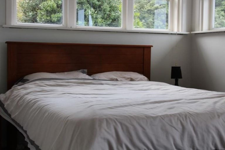 Photo of property in 18 Cave Road, Houghton Bay, Wellington, 6023