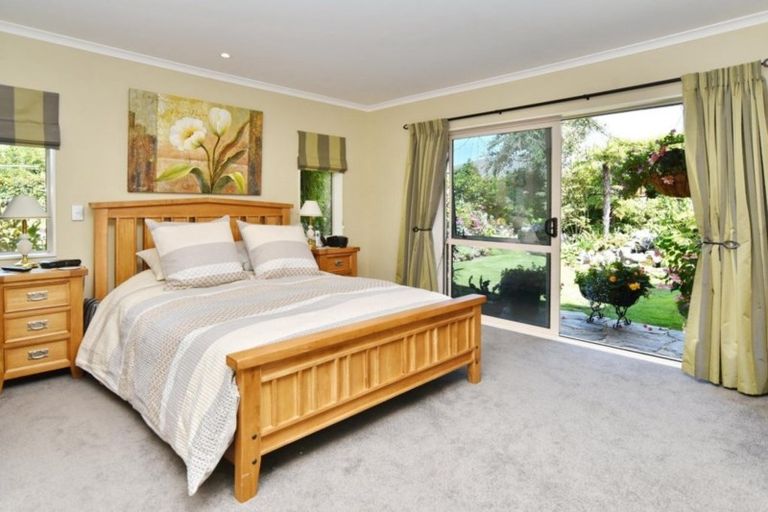Photo of property in 90 Willowview Drive, Redwood, Christchurch, 8051