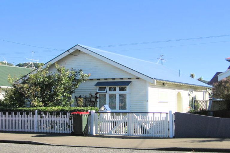 Photo of property in 5 Avon Street, Island Bay, Wellington, 6023