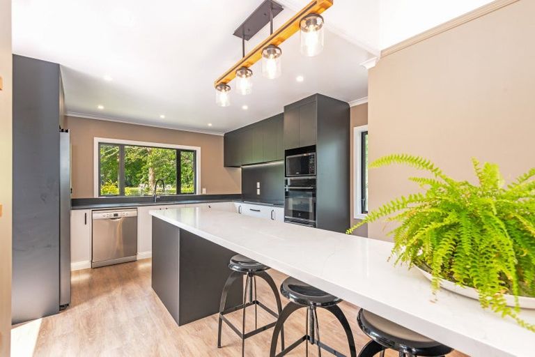 Photo of property in 52 Turitea Road, Fitzherbert, Palmerston North, 4472