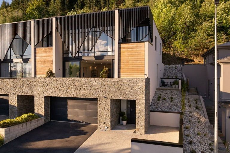 Photo of property in 14 Vancouver Drive, Queenstown, 9300