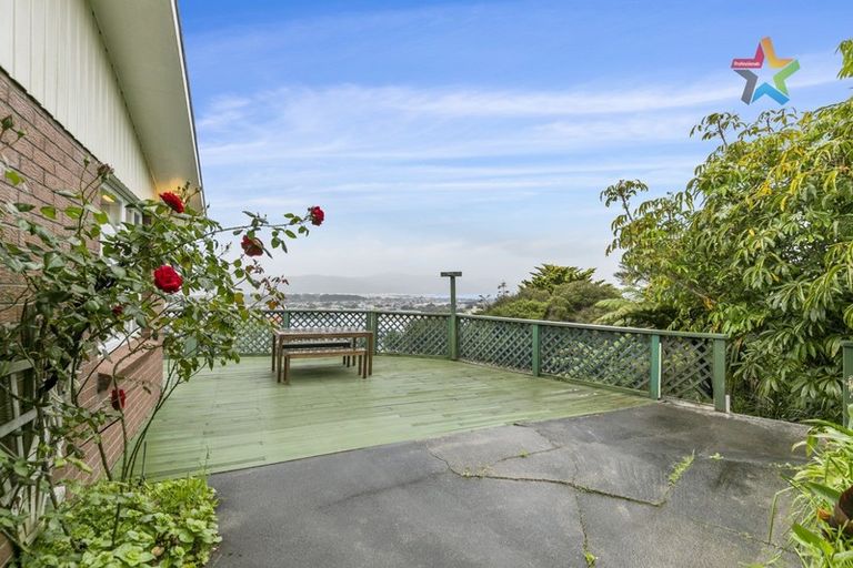 Photo of property in 1/22 Dowse Drive, Maungaraki, Lower Hutt, 5010