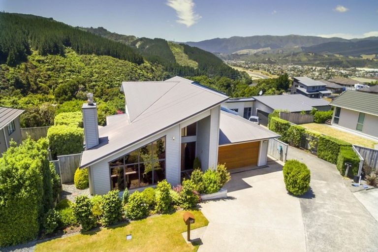 Photo of property in 27 Mcewen Crescent, Riverstone Terraces, Upper Hutt, 5018