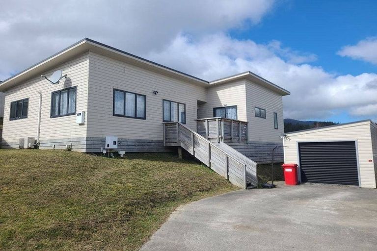 Photo of property in 34b Speargrass Grove, Timberlea, Upper Hutt, 5018