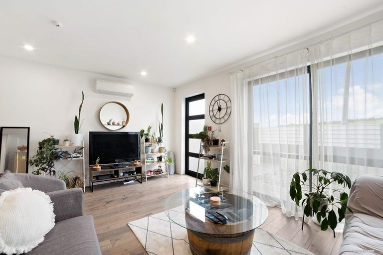 Photo of property in 18 Peony Mews, Oteha, Auckland, 0632