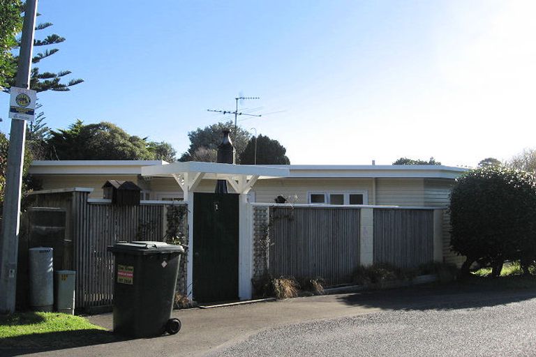 Photo of property in 1 The Crescent, Raumati South, Paraparaumu, 5032