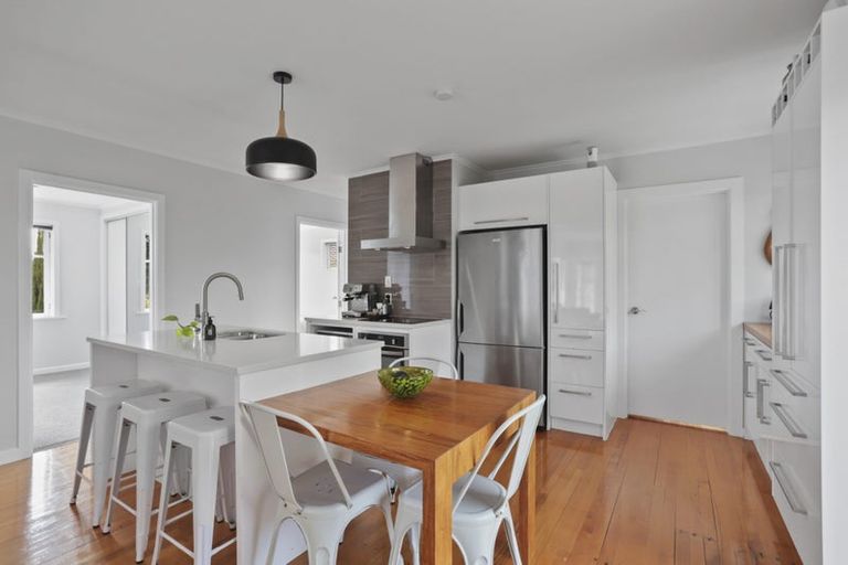 Photo of property in 8 Konini Road, Titirangi, Auckland, 0604