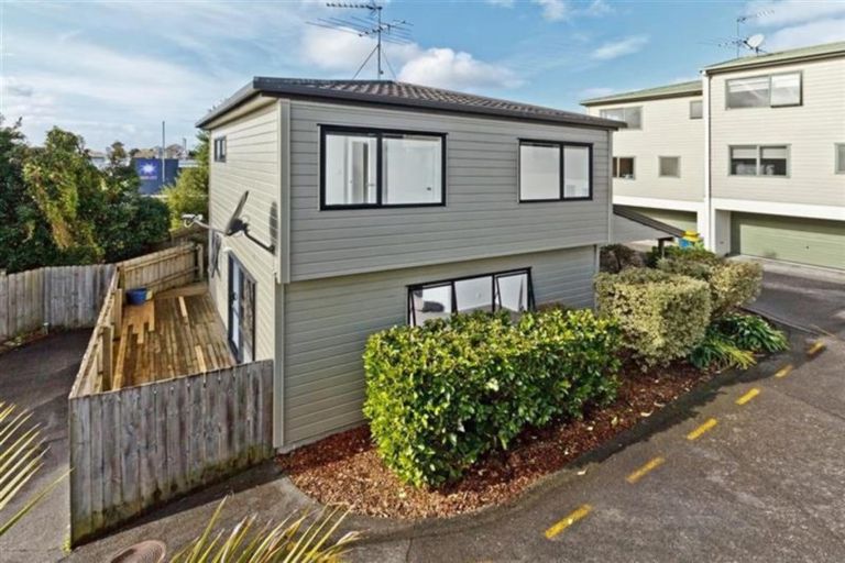 Photo of property in 1/5 Kilham Avenue, Northcote, Auckland, 0627