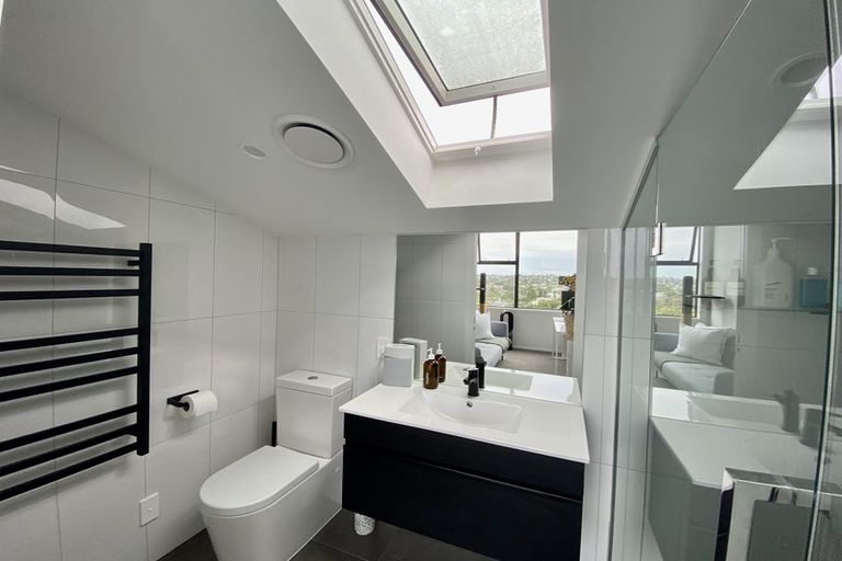 Photo of property in 6/15 Chivalry Road, Glenfield, Auckland, 0629