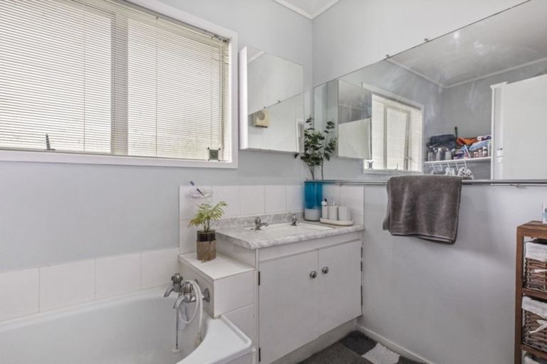 Photo of property in 2/15a Oates Road, Glen Eden, Auckland, 0602