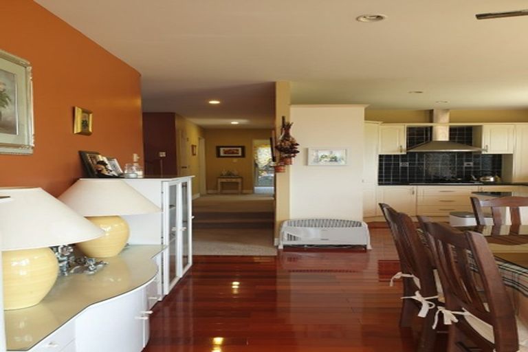 Photo of property in 701a Beach Road, Rothesay Bay, Auckland, 0630