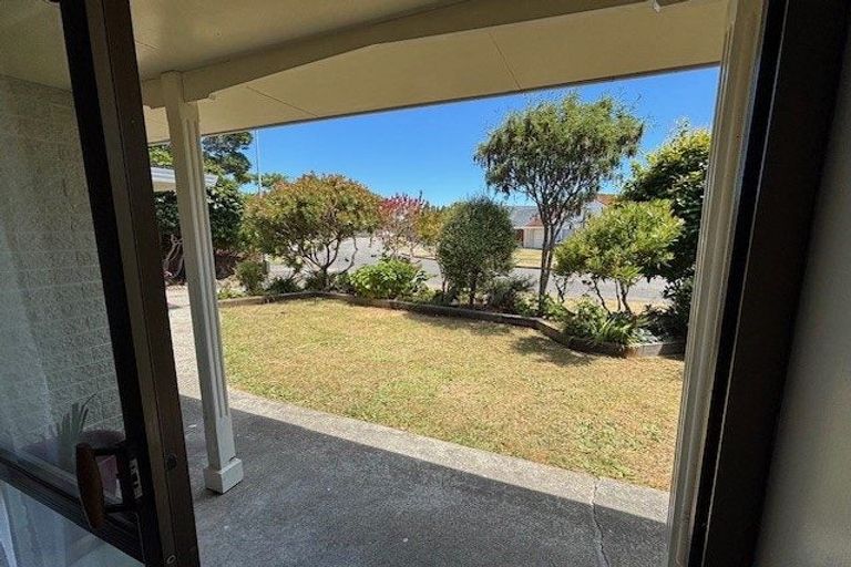 Photo of property in 28 Rewarewa Crescent, Waikanae, 5036