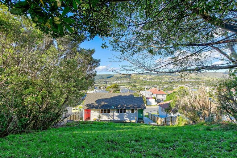 Photo of property in 19 Franklyn Road, Tawa, Wellington, 5028