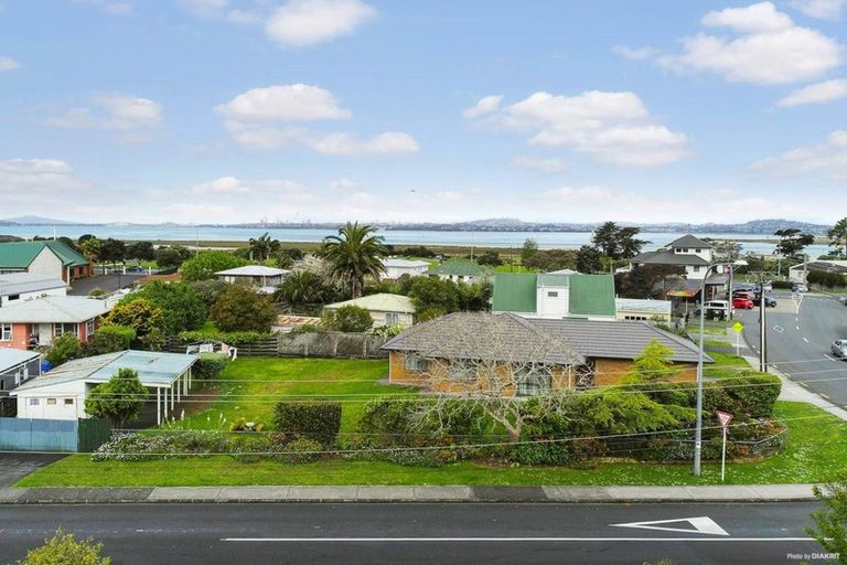Photo of property in 7 Gloria Avenue, Te Atatu Peninsula, Auckland, 0610