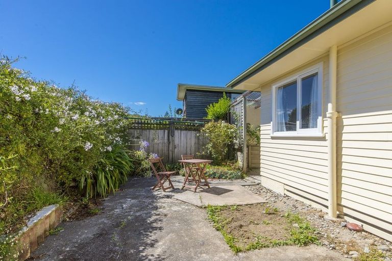 Photo of property in 21 Glanmire Road, Newlands, Wellington, 6037