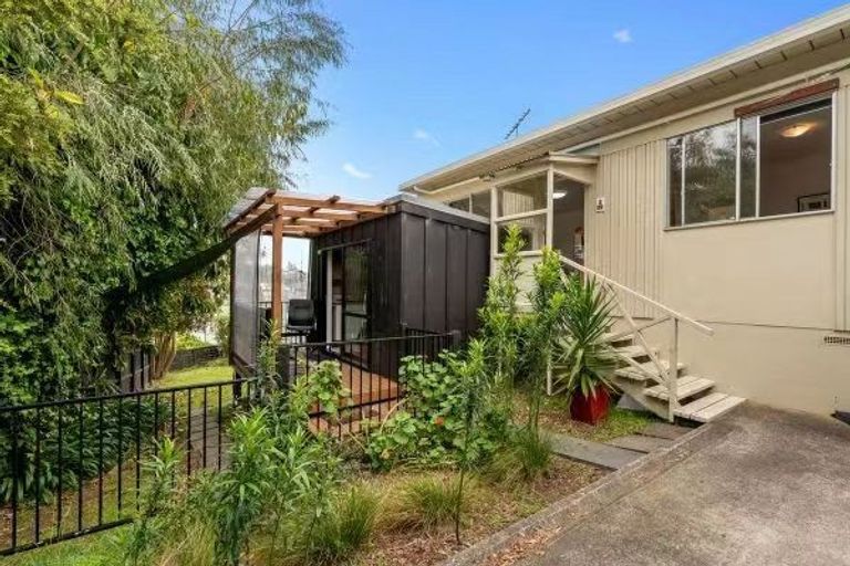 Photo of property in 2/29 Ludlow Terrace, Totara Vale, Auckland, 0627