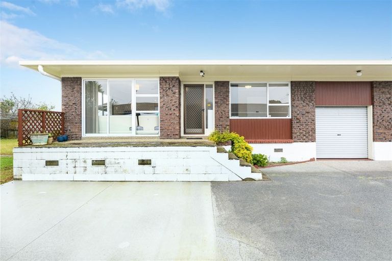 Photo of property in 2/69 Hepburn Road, Glendene, Auckland, 0602