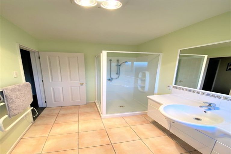 Photo of property in 8 Amdale Avenue, Broomfield, Christchurch, 8042