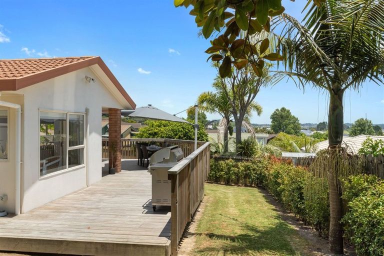 Photo of property in 2/11 Mercury Lane, Windsor Park, Auckland, 0632