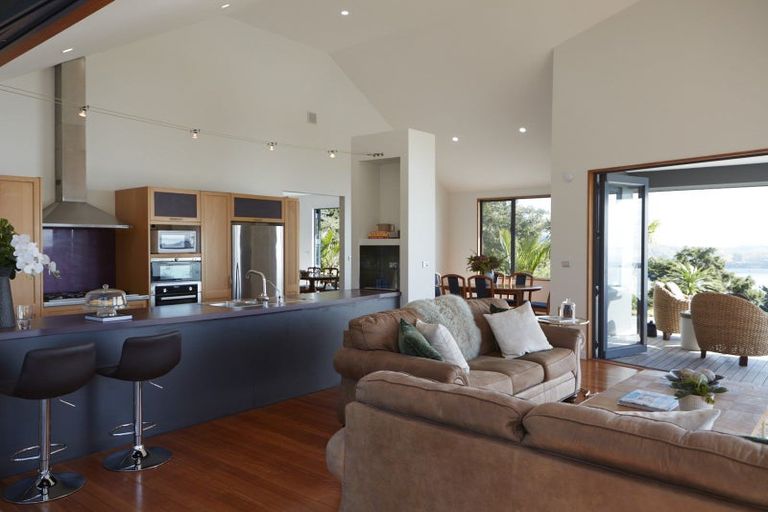 Photo of property in 15a Te Papa Road, Kawakawa Bay, 2585