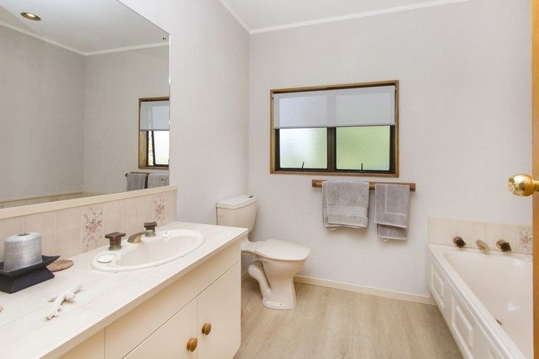 Photo of property in 2/17 Markham Place, Bucklands Beach, Auckland, 2012