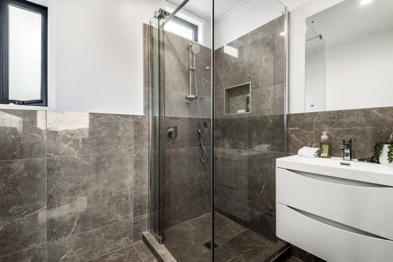 Photo of property in 1/33 Masterton Road, Rothesay Bay, Auckland, 0630