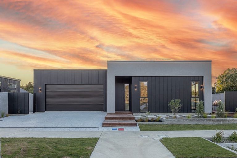 Photo of property in 32 Memorial Drive, Hokowhitu, Palmerston North, 4410