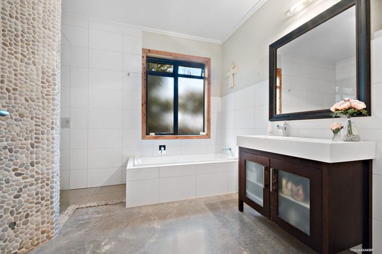 Photo of property in 65 Vaughans Road, Okura, Albany, 0792