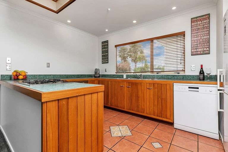 Photo of property in 2/108 Awaruku Road, Torbay, Auckland, 0630