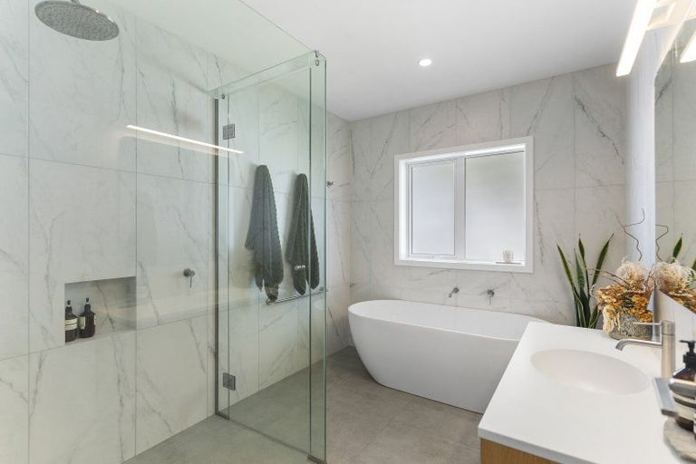 Photo of property in 87 Sylvan Avenue, Northcote, Auckland, 0627