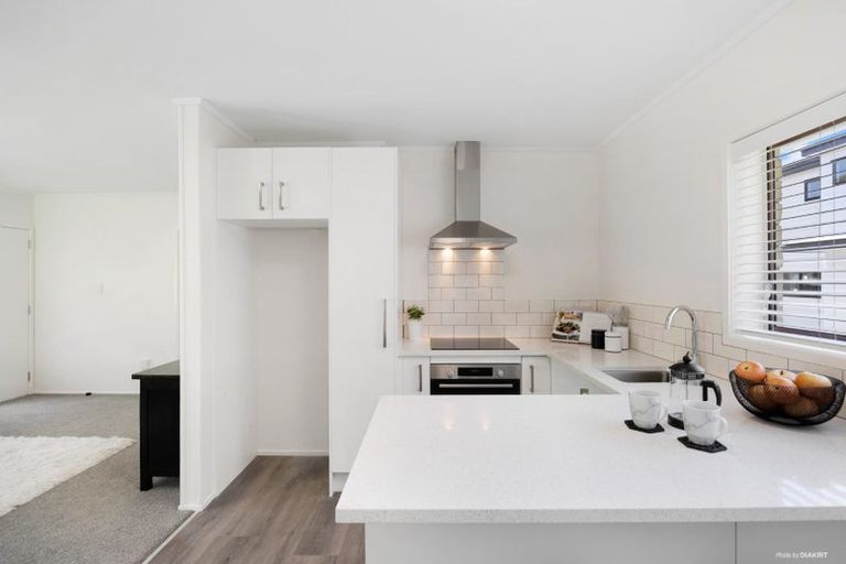 Photo of property in 2/13 Kathleen Street, Totara Vale, Auckland, 0627