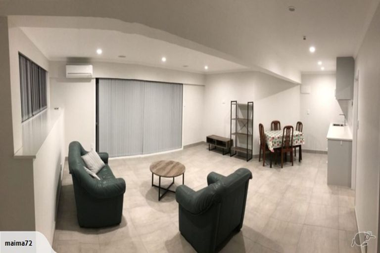 Photo of property in 2/598 Beach Road, Rothesay Bay, Auckland, 0630