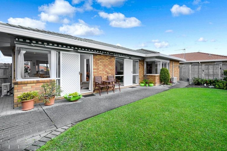 Photo of property in 16 Chalmers Close, Orewa, 0931
