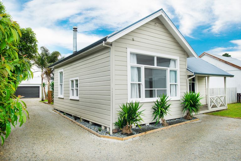 Photo of property in 27 Disraeli Street, Gisborne, 4010