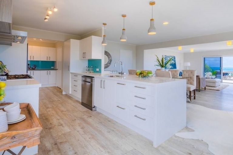 Photo of property in 50 Waitea Road, Muriwai, 0881