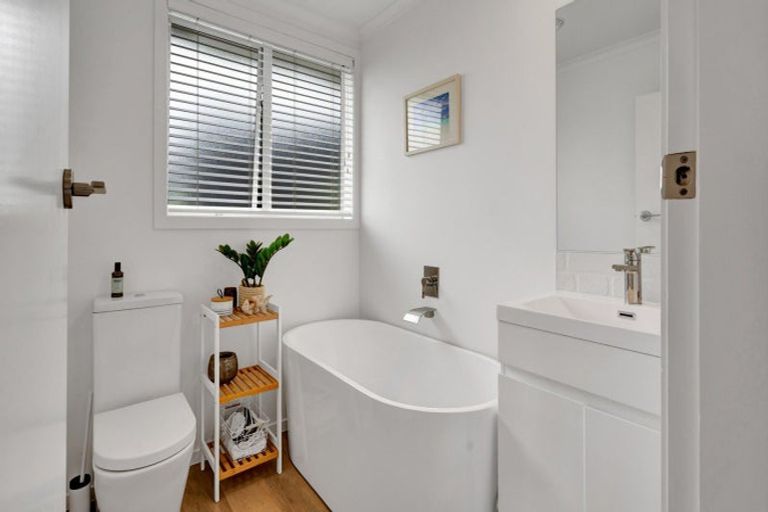 Photo of property in 15 Kowhai Street, Strandon, New Plymouth, 4312