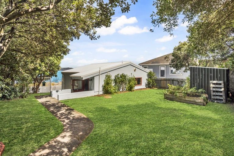 Photo of property in 61 Breaker Bay Road, Breaker Bay, Wellington, 6022