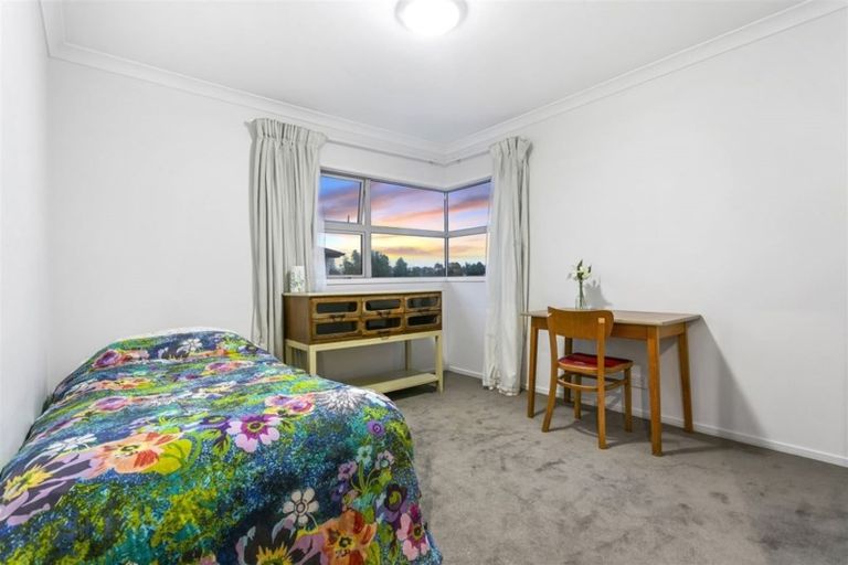 Photo of property in 9a Heathcote Road, Castor Bay, Auckland, 0620