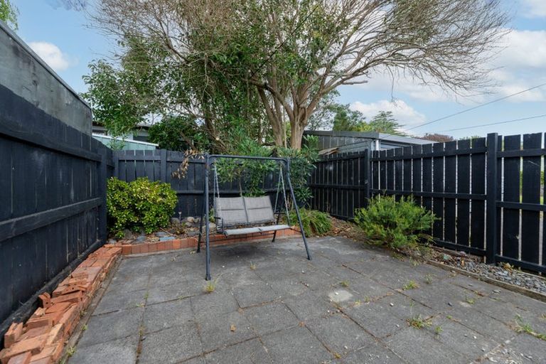 Photo of property in 2/180 Henderson Valley Road, Henderson, Auckland, 0612