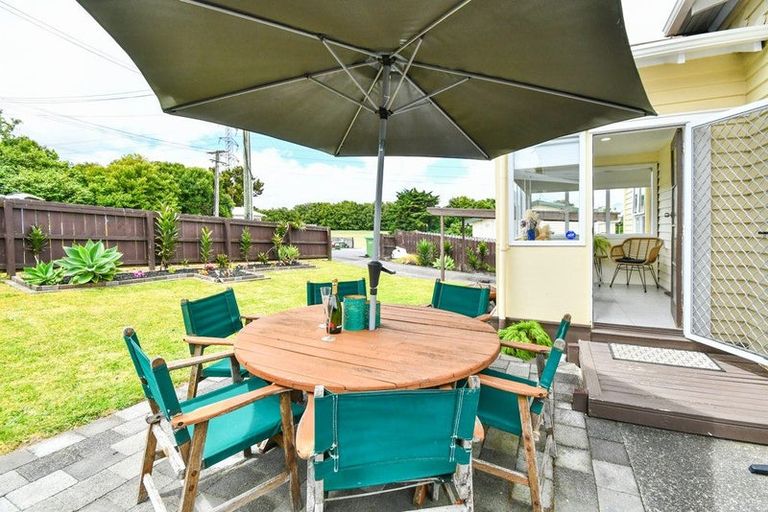 Photo of property in 2c Waiari Road, Conifer Grove, Takanini, 2112