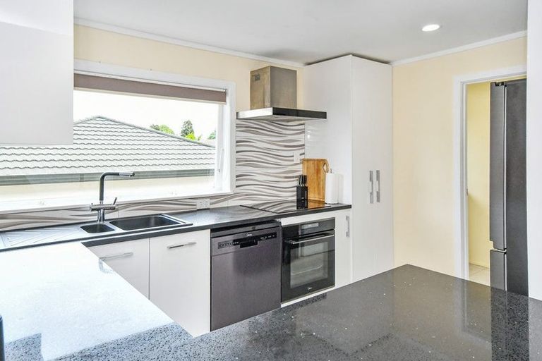 Photo of property in 2c Waiari Road, Conifer Grove, Takanini, 2112