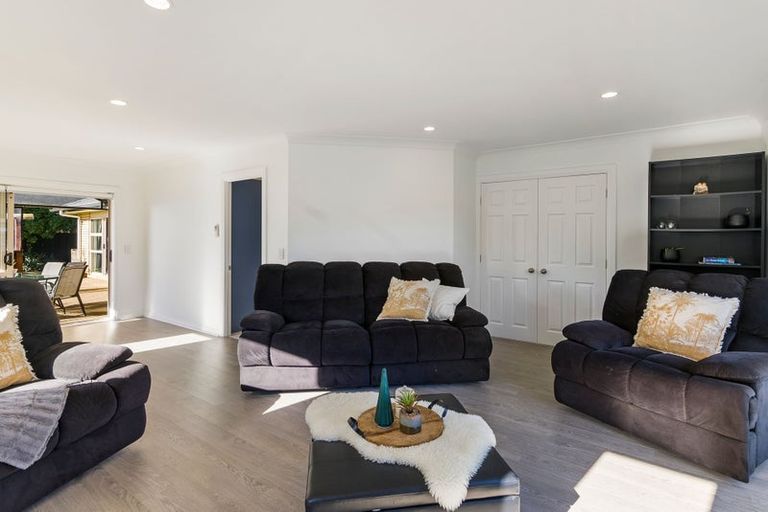 Photo of property in 12 Beverage Place, Rosehill, Papakura, 2113