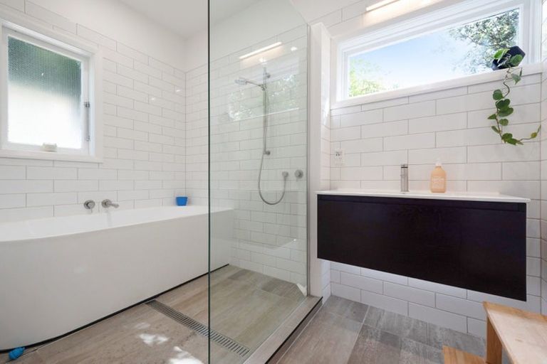 Photo of property in 115 Breaker Bay Road, Breaker Bay, Wellington, 6022