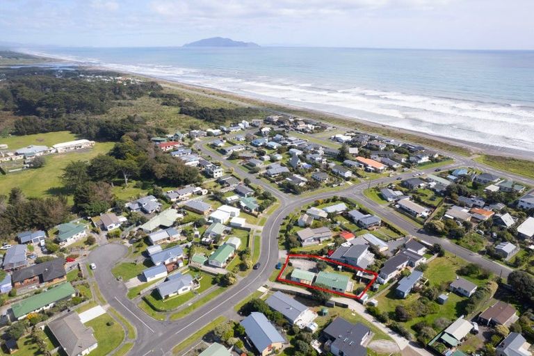Photo of property in 14 Karaka Street, Otaki Beach, Otaki, 5512