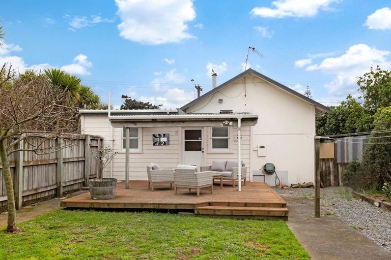 Photo of property in 2 Te Pari Pari Road, Pukerua Bay, 5026