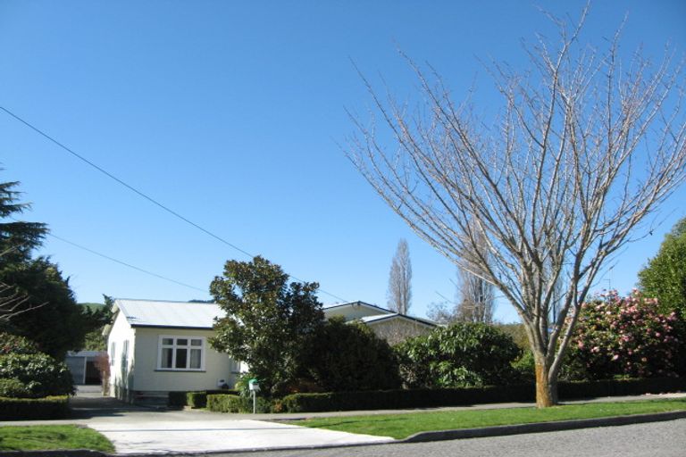Photo of property in 12 Paraekaretu Street, Hunterville, 4730