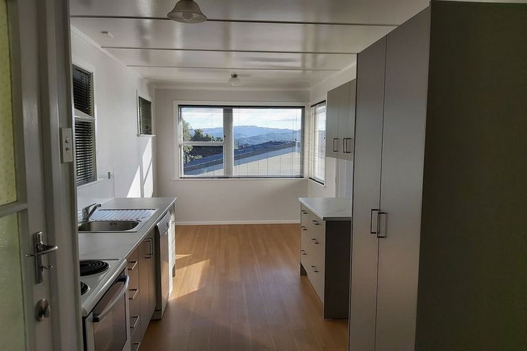 Photo of property in 98 Beazley Avenue, Paparangi, Wellington, 6037