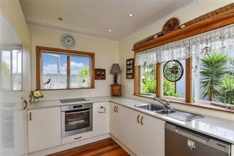 Photo of property in 156 East Coast Road, Forrest Hill, Auckland, 0620
