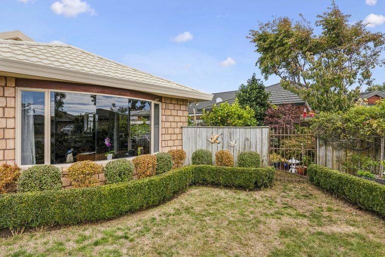 Photo of property in 35 Holcombe Drive, Paraparaumu, 5032